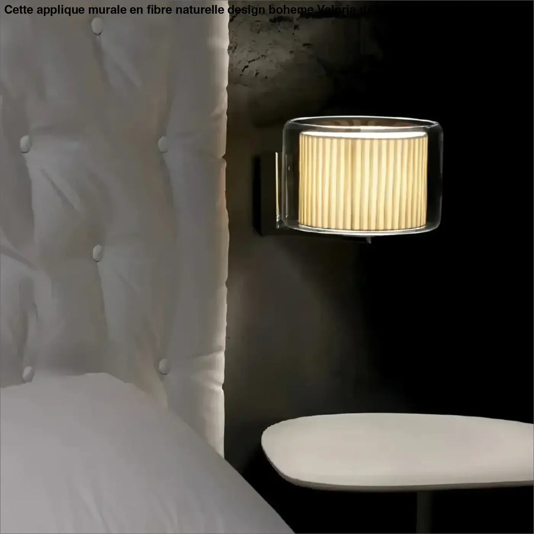 Applique murale en fibre naturelle design boheme avec cadre en verre clair et abat-jour beige plissé chaud