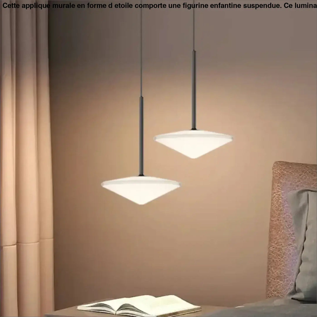 Deux suspensions luminaires moderns avec verre blanc en forme de diamant et courbes délicates au-dessus d’une table de chevet
