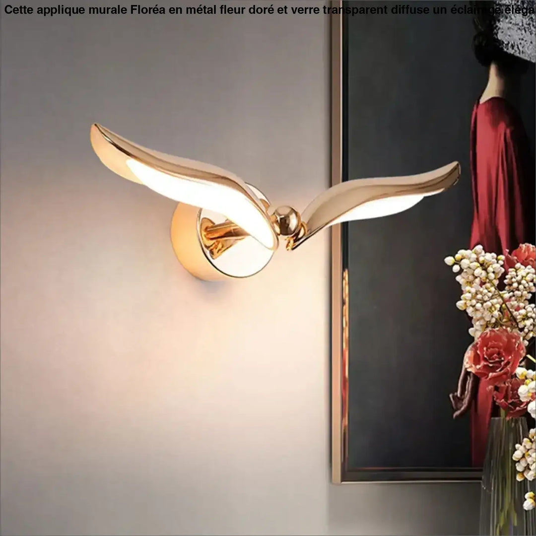 Applique Murale Doré Avec Un Design Similaire À Une Oiseau

