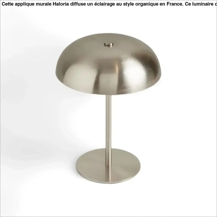 Lampe de table kapel en acier inoxydable brossé avec silhouette minimaliste et détail participe table moderne