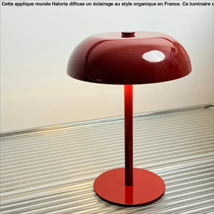 Lampe de table kapel rouge brillante avec silhouette minimaliste et détail participe pour un style table moderne
