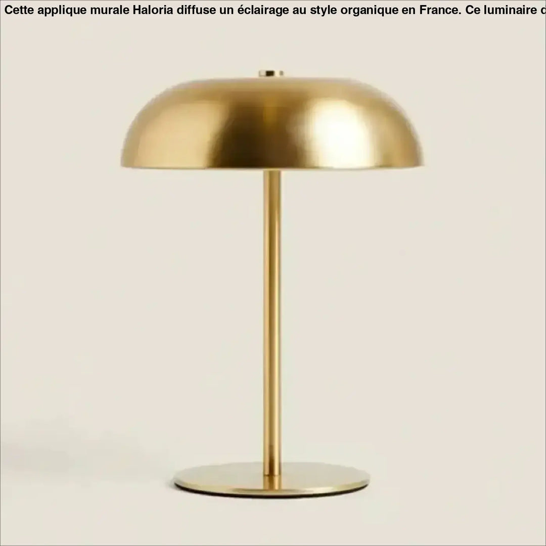Lampe de table kapel finition dorée avec silhouette minimaliste et détail participe en métal moderne