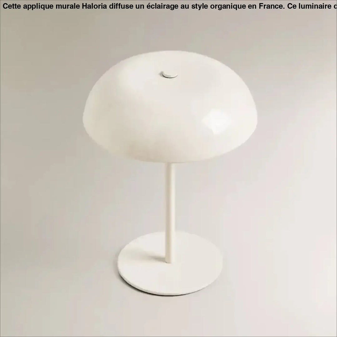 Lampe de table kapel avec silhouette minimaliste blanche brillante et base métallique moderne de table moderne