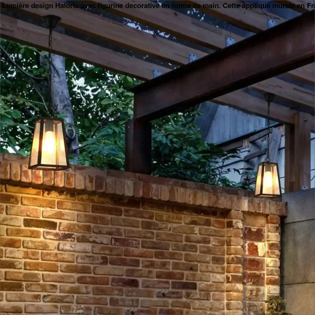 Suspension luminaire jardi avec lanternes en verre à tons chauds suspendues à une pergola en bois éclairant un mur en briques