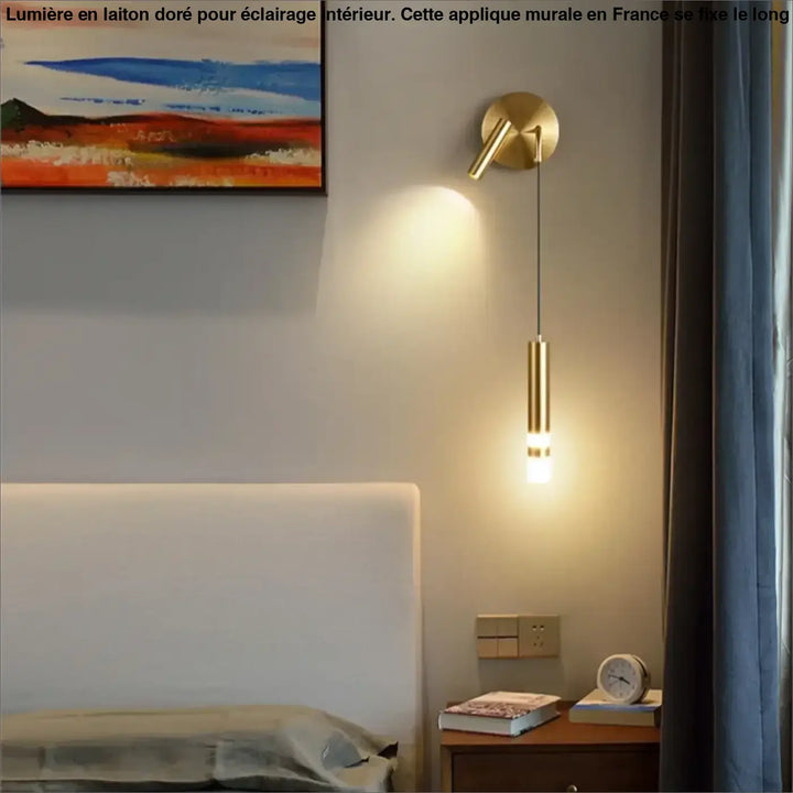 Applique murale en laiton aurelia avec bras ajustable et finition dorée idéale autour d un miroir ou long d un couloir