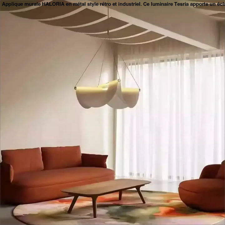 Applique murale en metail style retro avec deux abat-jours en tissu courbés off-white suspendus par cordons fins