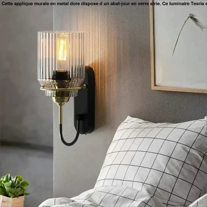Applique murale industrielle en verre strié et métal pour déco loft