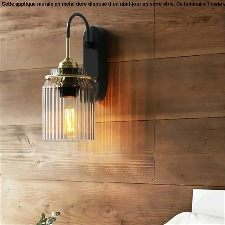 Applique murale industrielle en verre strié et métal pour déco loft