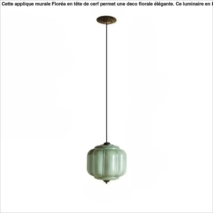 Suspension luminaire strior en verre vert sauge délicat avec design nervuré et fixation en laiton antique au plafond