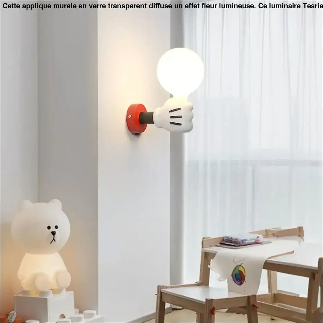Applique murale ludique kidou en forme de main blanche tenant une ampoule sphérique lumineuse pour chambre d’enfant