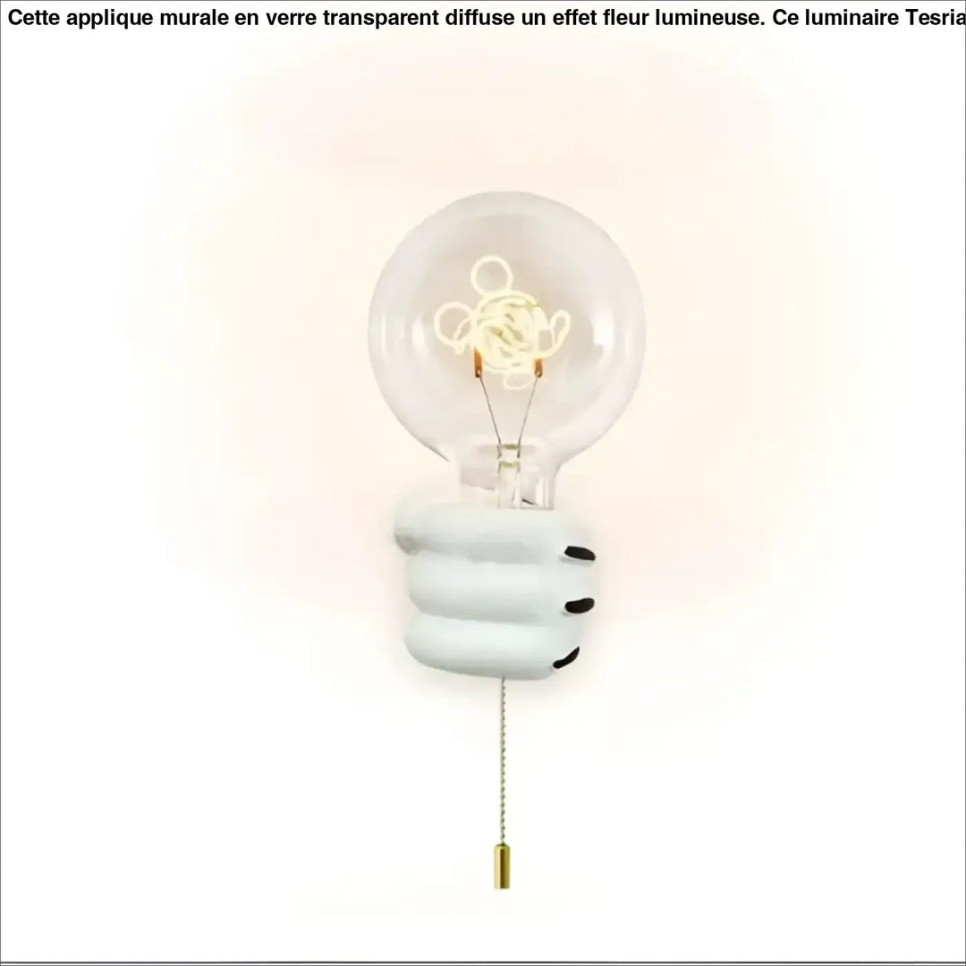 Applique murale ludique en céramique blanche forme main tenant une ampoule à filament clair pour chambre d’enfant