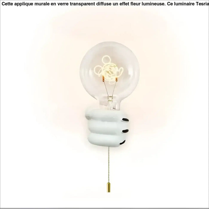Applique murale ludique en céramique blanche forme main tenant une ampoule à filament clair pour chambre d’enfant