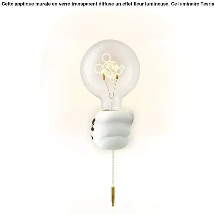 Applique murale ludique en céramique blanche en forme de main tenant une ampoule à filament pour chambre d’enfant