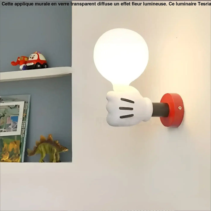 Applique murale ludique kidou en forme de gant blanc avec base rouge et ampoule sphérique pour chambre d’enfant