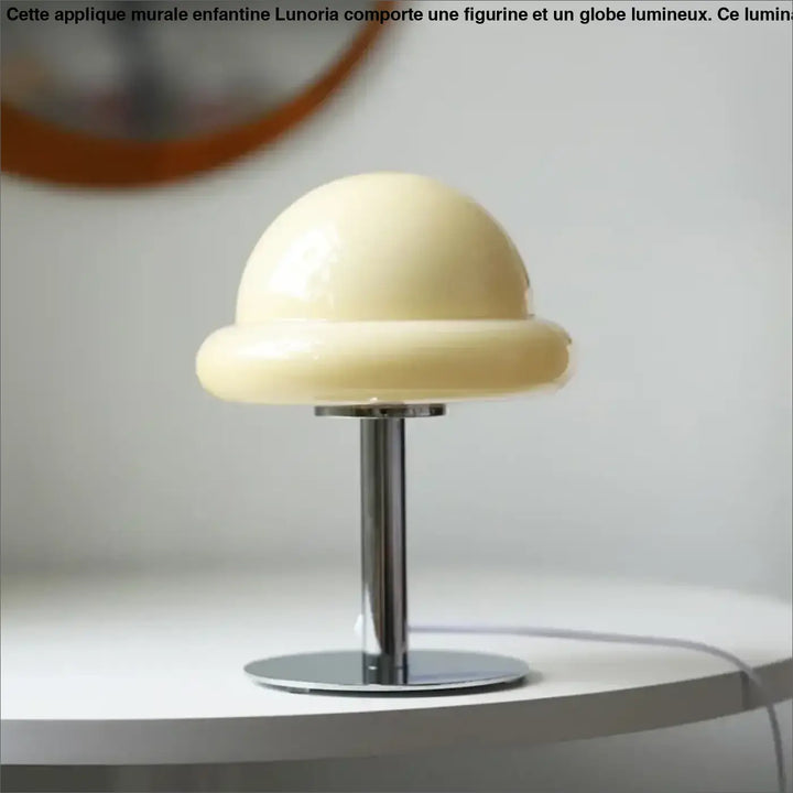 Lampe de table bombo en acrylique crème avec dôme brillant et pied chrome sont elles incluses piles sont elles fournies