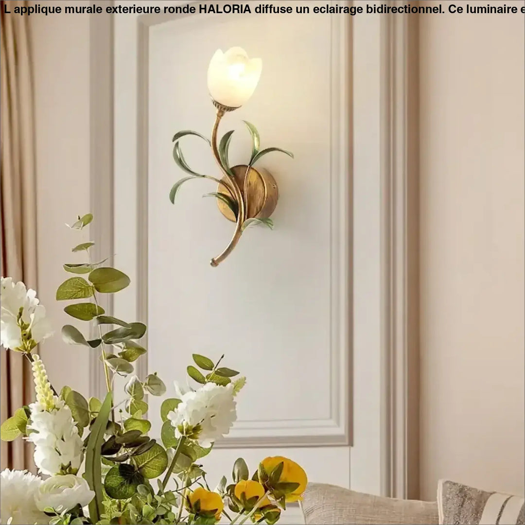 Applique murale florale dorée avec globe en verre blanc chic