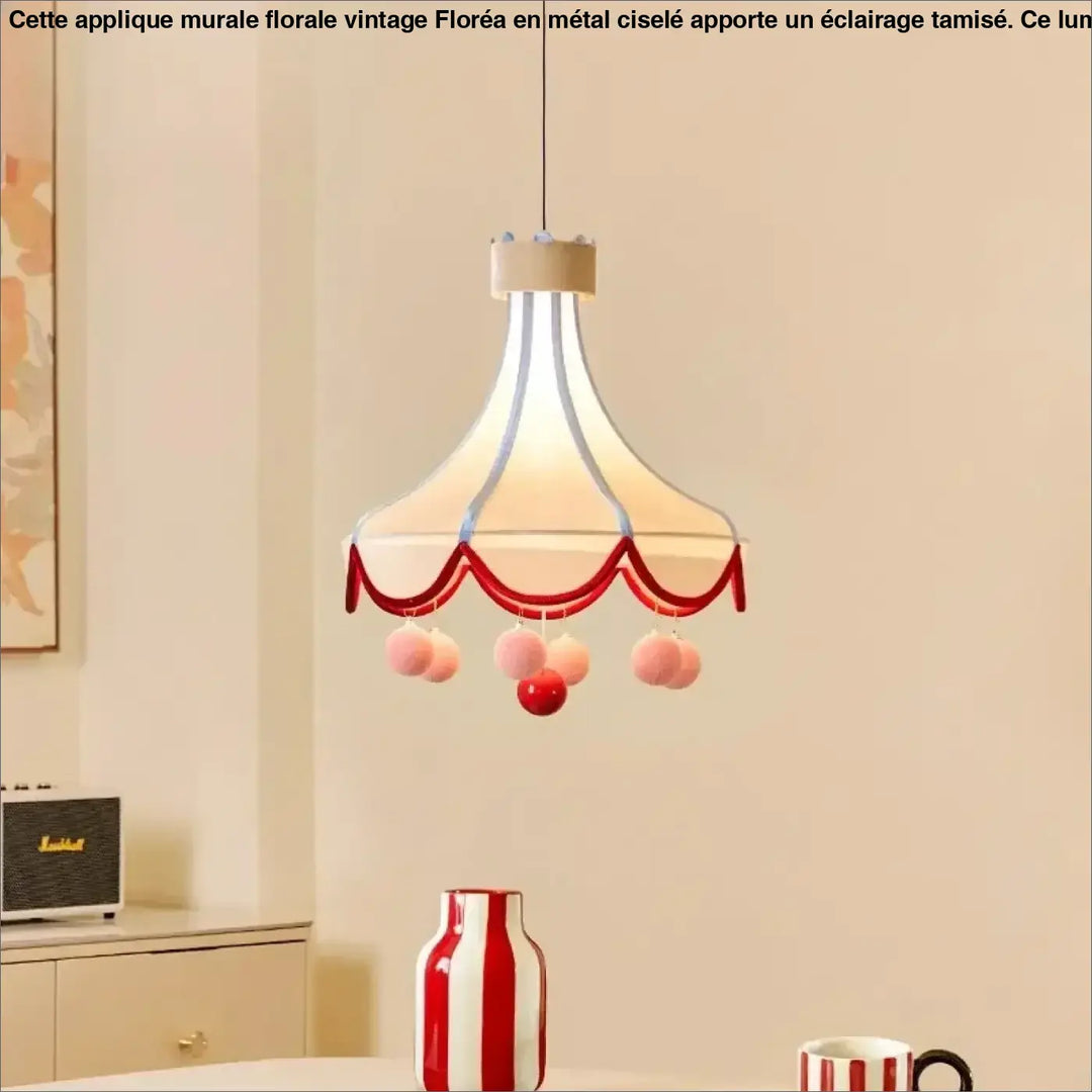 Suspension luminaire circus design inspiré avec lumière douce crème bordée de rouge et pompons roses et rouges suspendus