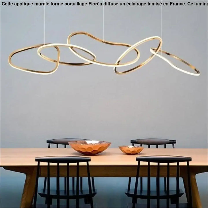 Applique murale forme coquillage floréa en led ton doré moderne avec design anneaux entrelacés fluide