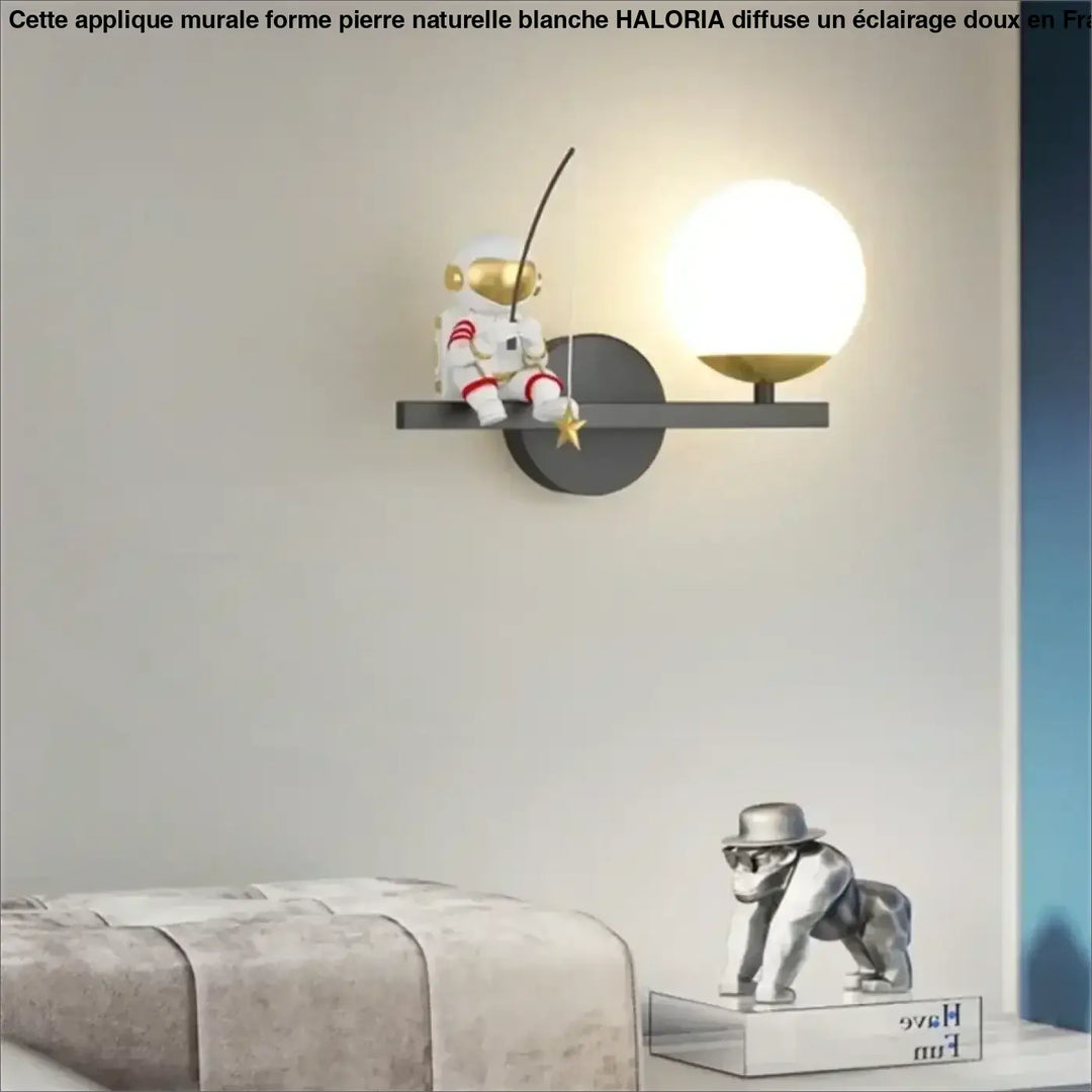 Applique murale astronaute qui pêche avec une boule blanche

