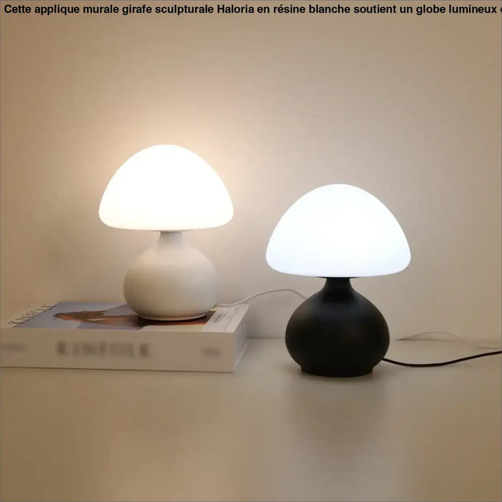 Lampe de table nivys avec design champignon en blanc mat et noir brillant à abat-jour translucide diffusant une lumière douce