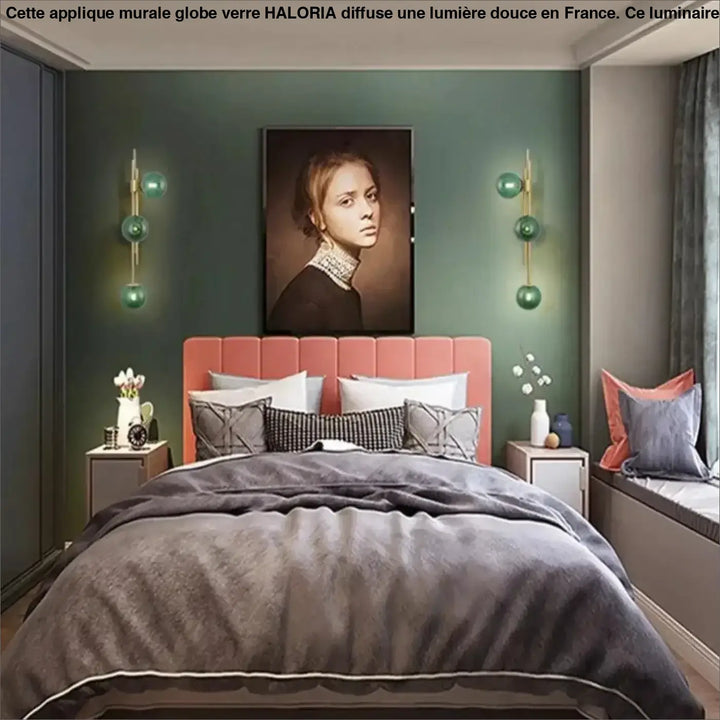 Applique murale globe verre haloria avec tête de lit rose tuftée et design moderne tapissé