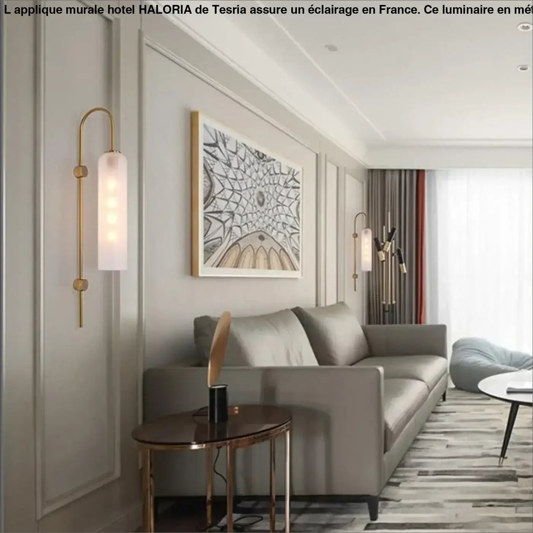 Applique murale hotel haloria en métal doré avec abat-jour en verre dépoli et trois lumières circulaires éclairées