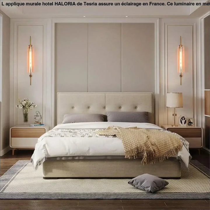 Beige lit capitonné en tissu avec tête et pied de lit assortis flanqué de tables de nuit en bois applique murale hotel