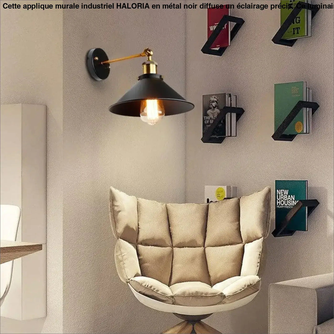 Applique murale industriel noire avec bras et base finition laiton et abat-jour conique pour ampoule visible haloria