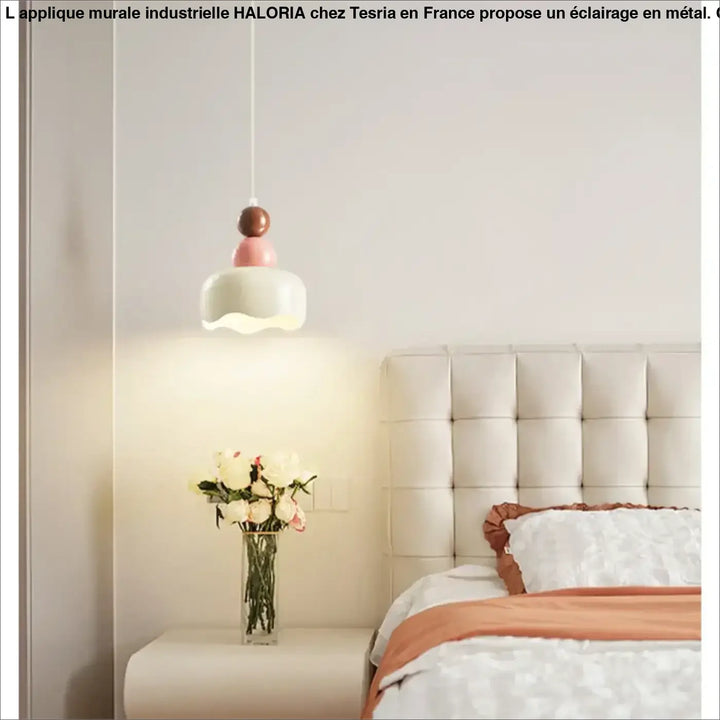 Suspension luminaire creme en style nordique avec abat-jour scallopé rose pastel et blanc et accents en bois