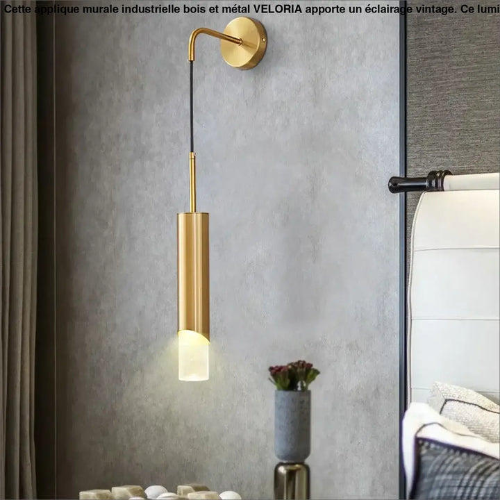 Applique murale industrielle en bois et métal veloria avec suspension cylindrique dorée et abat-jour en verre dépoli