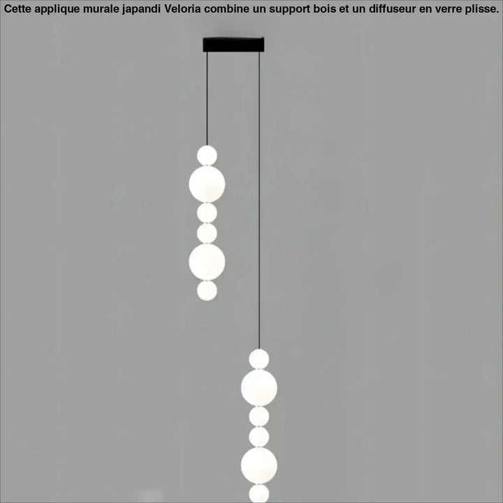 Suspension luminaire oxyo avec chutes verticales de boules opalines en verre dépoli et support de plafond noir élégant