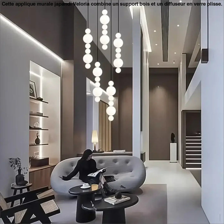 Suspension luminaire oxyo avec boules opalines en verre dépoli en chute verticale pour un éclairage moderne et élégant