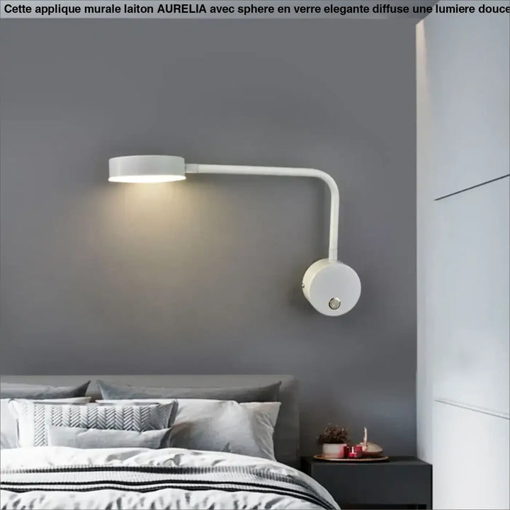 Applique murale laiton avec sphère en verre élégante