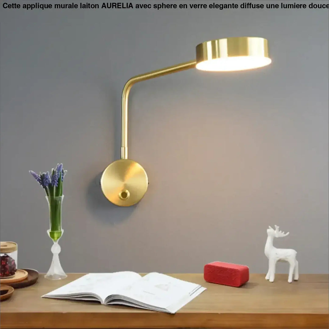 Applique murale laiton avec sphère en verre élégante