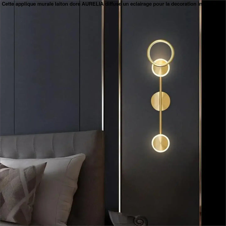 Applique murale laiton doré aurelia avec trois disques circulaires empilés et anneau lumineux supérieur moderne