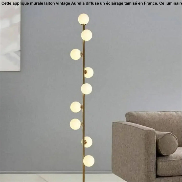 Applique murale laiton vintage aurelia avec fin poteau doré et globes en verre lumineux uniformément espacés
