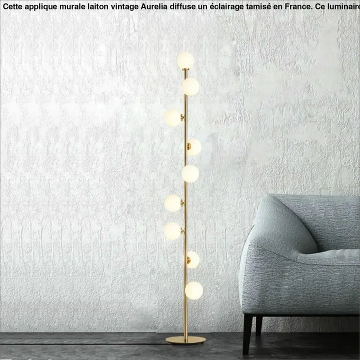 Applique murale laiton vintage aurelia avec sept globes en verre dépoli et corps fin doré pour éclairage décoratif