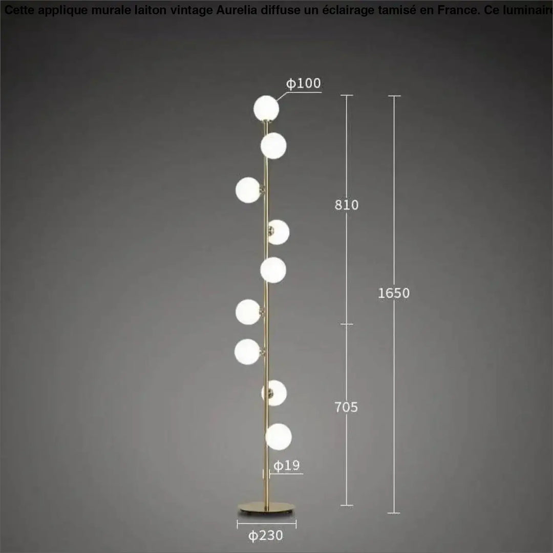 Applique murale laiton vintage aurelia avec huit globes en verre blanc sur une structure fine et haute en finition laiton