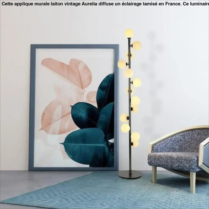 Applique murale laiton vintage aurelia avec abat-jour sphériques jaunes et pied noir en métal moderne