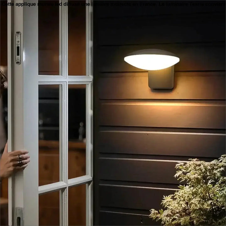 Applique murale led amazon moderne en tons chauds avec design minimaliste et boîtier mat lisse pour usage extérieur