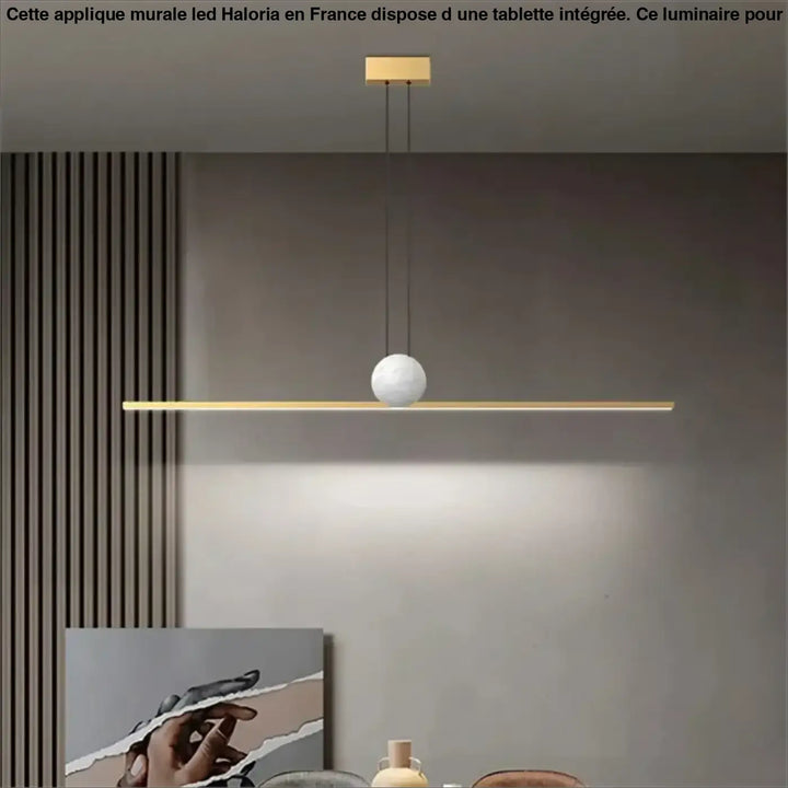 Suspension luminaire linire avec barre horizontale dorée et globe blanc mat en suspension minimaliste moderne