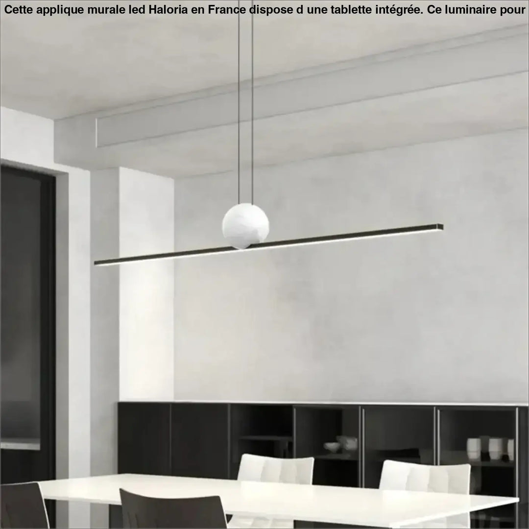 Suspension luminaire linire avec globe sphérique blanc mat suspendu à une barre linéaire noire en matériaux modernes