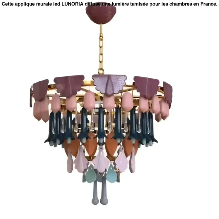 Suspension luminaire modora avec pampilles colorées rose et bleu sur une structure dorée l’esprit couture