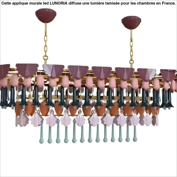 Suspension luminaire modora avec pampilles colorées mauve rose et teal en verre suspendues à des chaînes dorées esprit couture