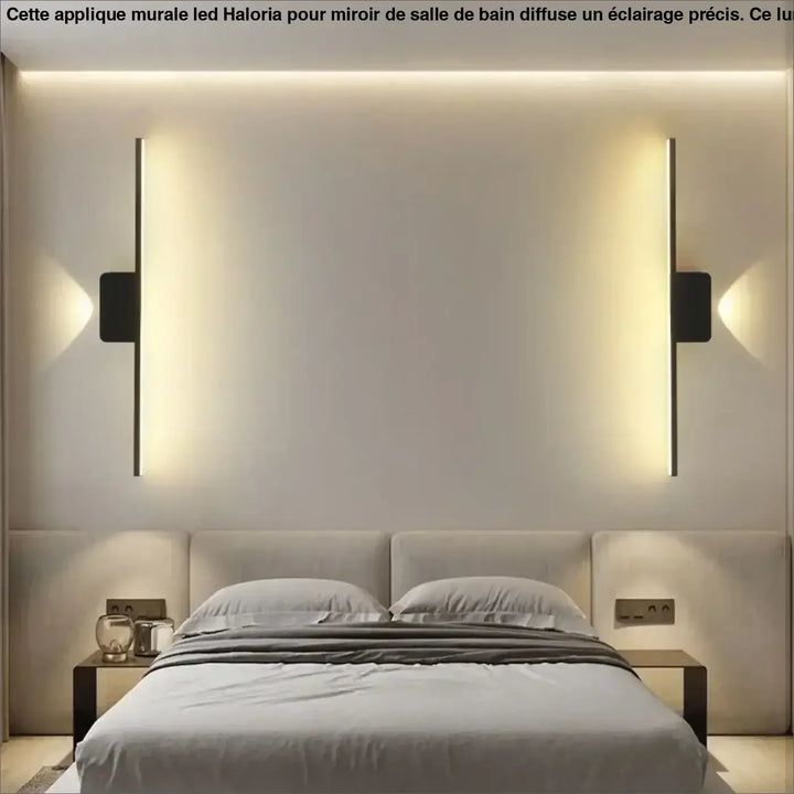 Applique murale led noire moderne avec barres verticales fines et éclairage ambiant chaud pour miroir de salle de bain haloria