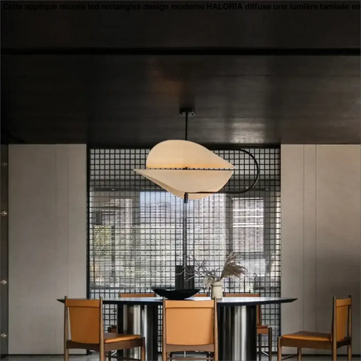 Applique murale led rectangles design moderne avec suspension crème et cadre métal noir au-dessus de la table à manger