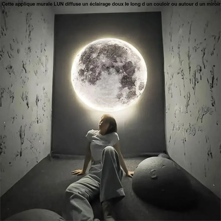 Applique murale lune 3d lumineuse blanche montée sur un mur sombre idéale pour long d’un couloir ou autour d’un miroir