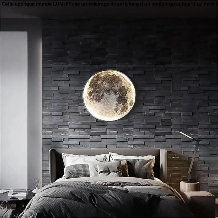 Applique murale lune circulaire éclairée avec surface craterée réaliste et lumière chaude pour long d’un couloir ou autour d’un miroir
