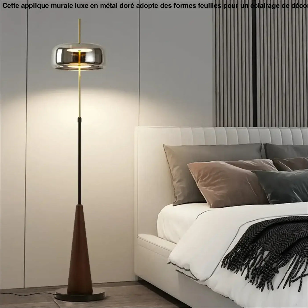 Lampadaire design rétro en bois et abat jour chromé élégant