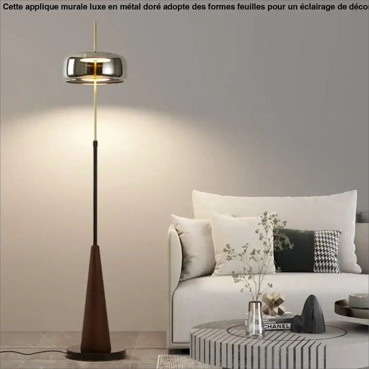 Lampadaire design rétro en bois et abat jour chromé élégant